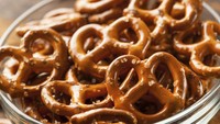 Ptretzel yang teksturnya keras renyah dan gurih enak buat camilan. Tetapi makanan ini tak punya kandungan nutrisi. Justru bisa bikin gula darah dan insulin naik turun. Foto: Istimewa