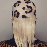 Agar serupa dengan busana, rambut juga bisa dibikin bercorak seperti ini. Foto: ist