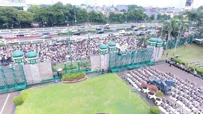 Massa Masih Membanjiri Demo Tolak Perppu Ormas di DPR
