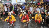 Tarian tradisional menyambut kedatangan Susi. Pool/Lilly Aprilya Pregiwati/KKP.