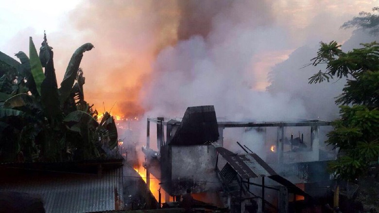 Orang Stres Diduga Bakar Rumah, Ratusan KK Kehilangan Tempat Tinggal Orang Stres Diduga Bakar Rumah, Ratusan KK Kehilangan Tempat Tinggal