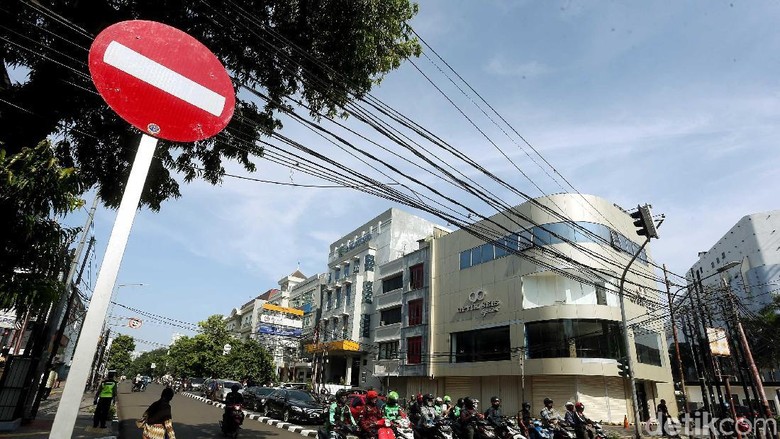 Dianggap Mengganggu, Pemandu Lagu di Trotoar Melawai Ditertibkan Dianggap Mengganggu, Pemandu Lagu di Trotoar Melawai Ditertibkan