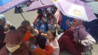 Aksi para akhwat di depan Gedung DPR/MPR menolak Perppu Ormas (Foto: Zunita Amalia/detikcom)