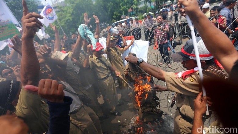 Minta Jadi  PNS Perangkat Desa Bakar Baju  Seragam 