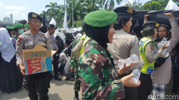 Aksi Polwan-Kowad Bagikan Air dan Permen ke Pendemo Perppu Ormas