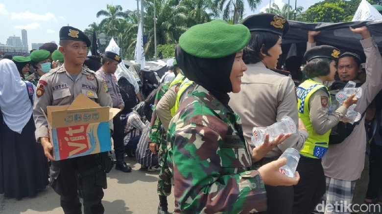 Aksi Polwan-Kowad Bagikan Air dan Permen ke Pendemo Perppu Ormas Aksi Polwan-Kowad Bagikan Air dan Permen ke Pendemo Perppu Ormas