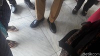 Sepatu pantofel yang dipakai Sandiaga ini berwarna hitam.