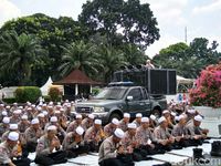 Usai Salat, Polisi dan Pendemo Perppu Ormas Kompak Zikir Bersama