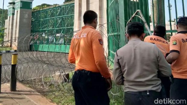 Jelang Demo Perppu Ormas, Kawat Berduri Dipasang di Gerbang DPR