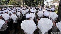 Ratusan polisi itu mengenakan serban dan peci warna putih.