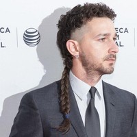 Selebriti tak selalu sempurna. Mereka juga bisa tampil dengan gaya rambut aneh seperti tampilan Shia LaBeouf berikut ini. Foto: ist