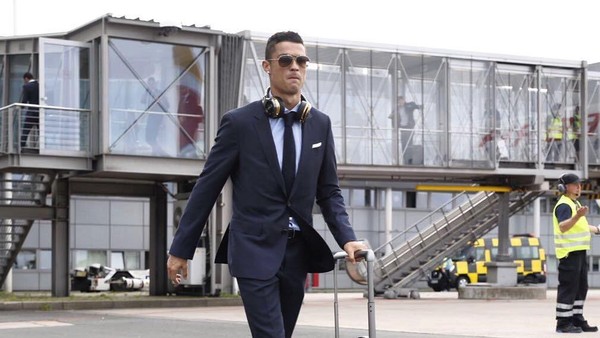Foto: Gaya Stylish Ronaldo Sang Pemain Terbaik, Pakai Nike Hingga Hermes