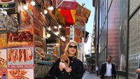 Saat di New York, Reese Witherspoon memilih pretzel sebagai camilannya. Reese juga mengaku suka pizza. Foto: Istimewa