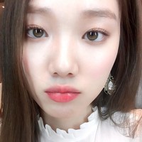 Aktris dan model Lee Sung Kyung. Foto: Instagram