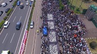 Hingga kini, massa masih menggelar orasi lewat pengeras suara di mobil komando yang terparkir di lokasi. Sementara Fraksi-fraksi di DPR masih menggelar sidang paripurna untuk menentukan nasib Perppu Ormas apakah akan disahkan jadi undang-undang atau ditolak.  