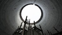 Diceritakannya, selama empat hari di Kota Pripyat merasakan keadaan yang benar-benar sepi dan pengalaman yang tak terlupakan dengan musim dinginnya semakin menyeramkan karena amat sunyi. Inilah penampakan tower pendinginan tenaga pembangkit nuklir yang belum selesai dibangun (Dok. CNN Travel/David de Rueda)
