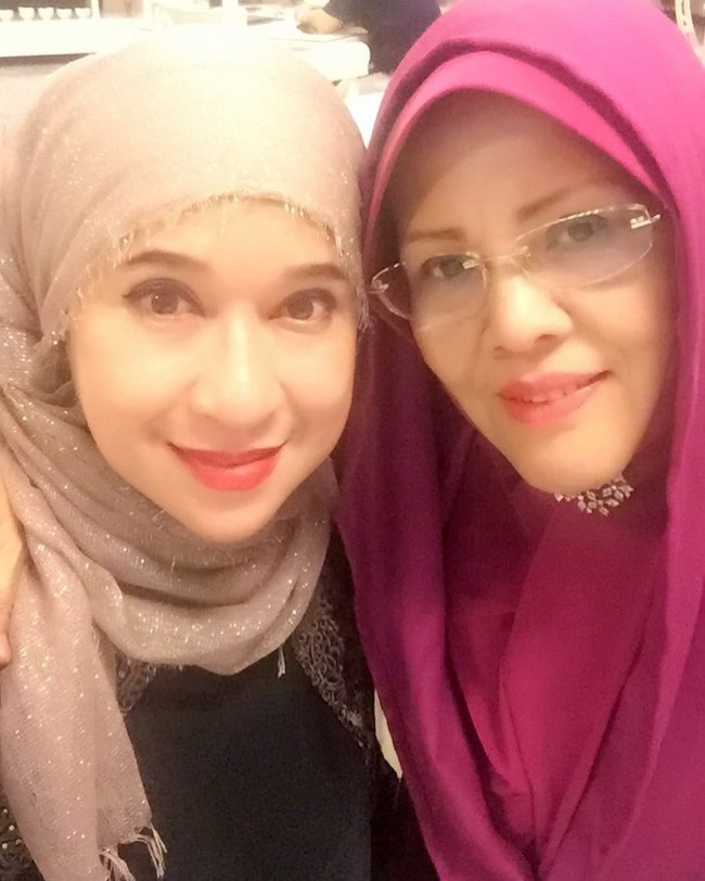 Aktris yang juga dikenal sebagai penyanyi itu memakai scarf bergliter agar terlihat lebih resmi saat menghadiri suatu acara. Pulasan lipstik merah memaksimalkan penampilan Silvana Herman. Foto: Dok. Instagram @silvanahermanreal_ano