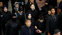 Menurut Reuters, Selasa (24/10/2017), Siti menangis dan Huong tampak tidak sehat setelah dibawa berkeliling bandara. Lai Seng Sin/REUTERS.