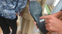 Sandiaga menunjukan sepatunya / 
