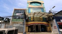 Di lahan milik Mahesh tersebut berdiri toko Serba Indah.