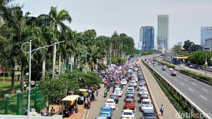 Ada Aksi Tolak Perppu Ormas di DPR, Lalin Macet