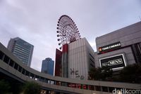 HEP Five Ferris Wheel dilihat dari kejauhan (Wahyu/detikTravel)