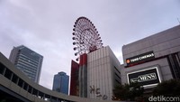 Mal HEP Five ini lokasinya tak jauh dari Stasiun Umeda. Cukup berjalan kaki kurang dari 5 menit sudah sampai. Di bagian rooftop, ada HEP Five Ferris Wheel buat kamu yang mau menikmati pemandangan indah Kota Osaka dari ketinggian (Wahyu/detikTravel)