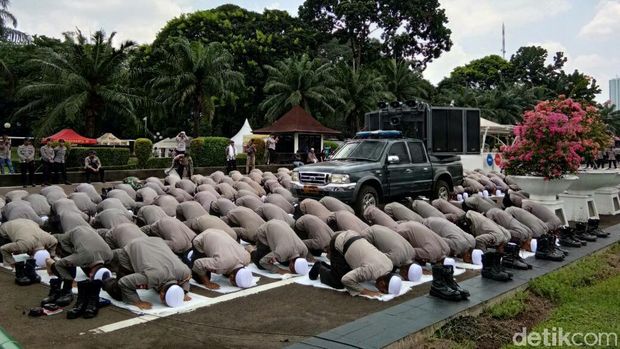 Polisi salat di dalam kompleks gedung DPR/MPR