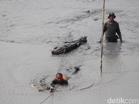 Evakuasi mayat di tengah Kali Porong/