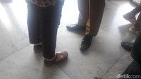 Bukan sepatu kets, kali ini sepatu pantofel yang dipakai Sandiaga di Balai Kota.
