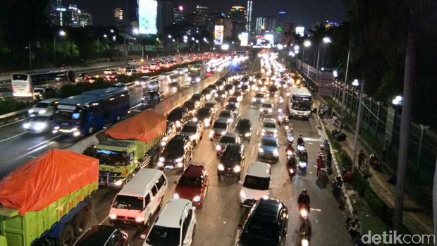 Kondisi lalin terpantau padat merayap