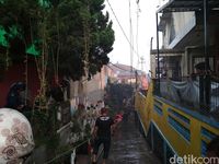 Warga dan Petugas Padamkan Api Membakar Rumah di Bandung