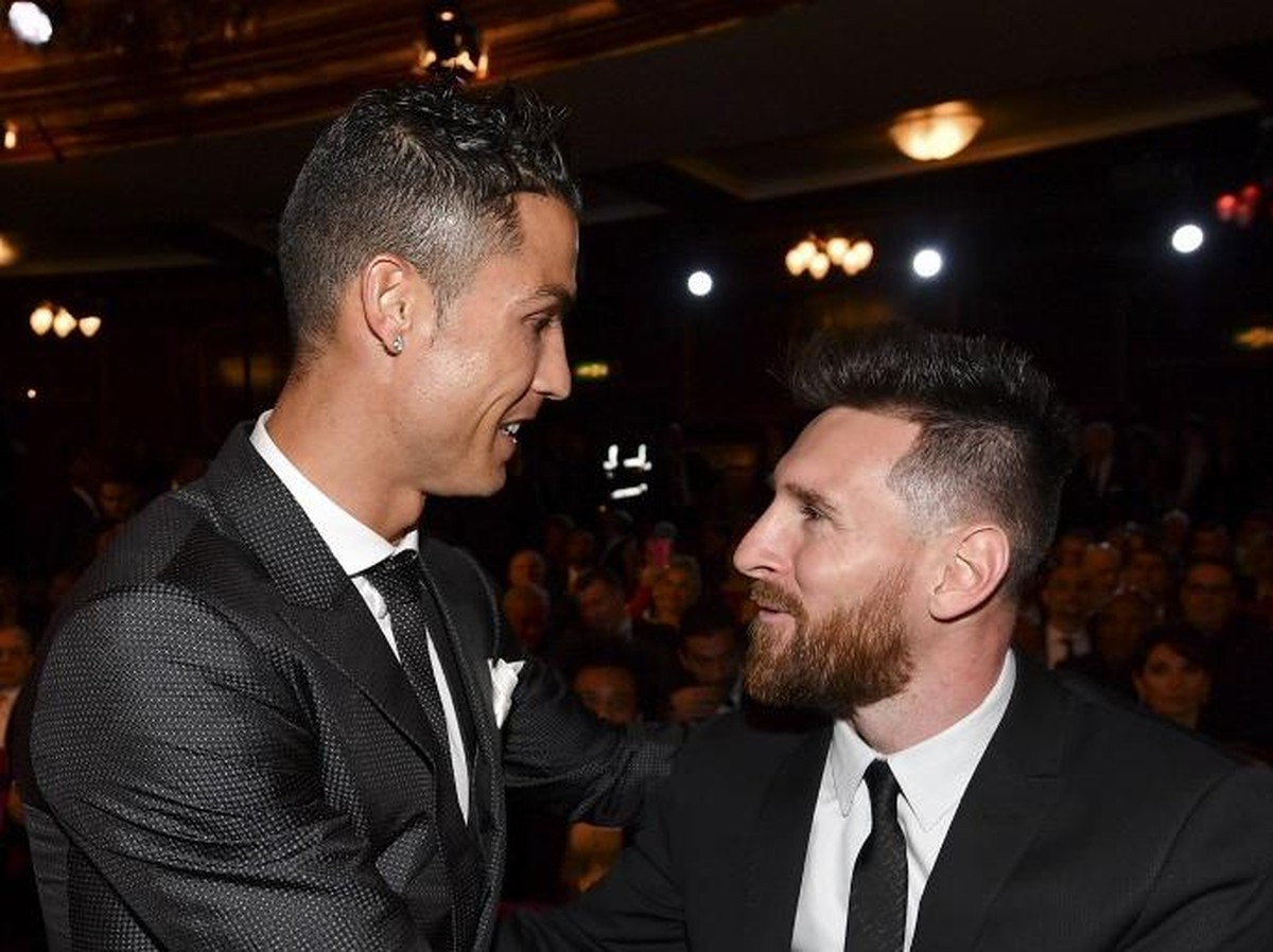 Lionel Messi dan Cristiano Ronaldo, siapa punya trofi pribadi paling banyak? (AFP PHOTO / Ben STANSALL)