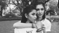 Posenya bersama Mikha Tambayong. (Dok. Instagram/nadinemmanuella)