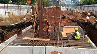 Salah satu petugas menjelaskan akan ada 4 titik yang akan dipasang tiang LRT. Saat ini satu titik yang sudah terpasang tiang LRT, dua titik lainnya masih dalam tahap pengecoran dan satu titik sisanya dalam tahap pengeboran.