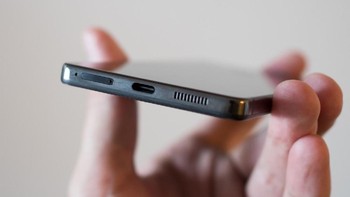 Bodinya terbuat dari kombinasi titanium dan keramik, yang membuatnya bisa tahan dari drop test, tak seperti ponsel lain yang berbahan aluminum. Foto: Android Central