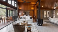Lompat ke Australia, ada kamar hotel dari Spicers Sangoma Retreat di Blue Mountains, Australia. Pasangan traveler yang menginap di hotel ini pasti akan dimanjakan dengan pemandangan Blue Mountains yang istimewa (Mr & Mrs Smith Hotel Awards)