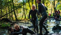 Tapi para peserta lomba rupanya enjoy-enjoy saja mengikuti lomba lari lintas alam ini. Mereka bahkan bahu membahu dengan sesama peserta lainnya. Tak ayal, lomba unik ini jadi atraksi yang dilihat turis yang sedang liburan di Stockholm, Swedia (Jonathan Nackstrand/Getty Images)