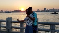 Saat sunset, terlihat banyak pula pasangan yang berfoto-foto mesra. Mungkin, Pulau Gulangyu juga bisa dibilang sebagai Pulau Penuh Cinta (Elvan/detikTravel)