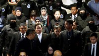 Sekitar 200 polisi dikerahkan untuk mengamankan kedatangan WNI, Siti Aisyah dan warga Vietnam, Doan Thi Huong ke bandara tersebut bersama hakim yang memimpin kasus ini juga para pengacara dan para jaksa penuntut umum. Lai Seng Sin/REUTERS.