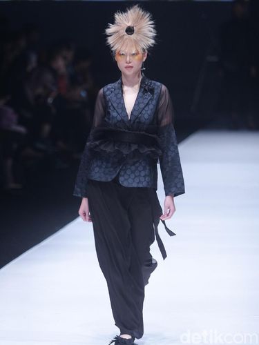 Rama Dauhan Rilis Koleksi Serba Hitam, Terinspirasi Sisi Gelap Otak Manusia