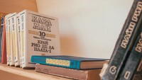 Bentuknya yang sangat unik, membuat perpustakaan ini memiliki konsep terbuka dari 2 arah. Di satu sisi berjajar rak yang diisi buku. Rak-rak ini bisa menampung 1.500 buku lho (Rapanalibrary/Facebook)