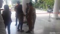 Sepatu pantofel itu dipakai Sandiaga bersama dengan seragam dinas warna cokelat.