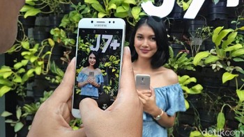 Samsung memadukannya dengan RAM 4 GB, dan memori internal sebesar 32 GB. Foto: detikINET/Yudhianto