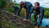 Perlombaan seru dan unik ini dalam bahasa Swedia bernama Tjurruset. Lombanya berupa lari lintas alam melewati medan yang cukup berat seperti sungai berlumpur, hutan, dan bukit (Jonathan Nackstrand/Getty Images)