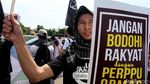 Massa Aksi Perppu Ormas Penuhi Depan Gedung DPR