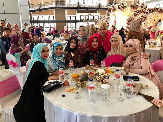Ini penampilan Silvana Herman saat kumpul bersama teman-temannya. Wanita yang akrab disapa Ano itu tampil cantik dalam balutan jilbab biru muda nan simpel dan gamis hitam panjang. Lipstik merah lagi-lagi memaksimalkan penampilannya. Foto: Dok. Instagram @silvanahermanreal_ano