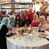 Ini penampilan Silvana Herman saat kumpul bersama teman-temannya. Wanita yang akrab disapa Ano itu tampil cantik dalam balutan jilbab biru muda nan simpel dan gamis hitam panjang. Lipstik merah lagi-lagi memaksimalkan penampilannya. Foto: Dok. Instagram @silvanahermanreal_ano