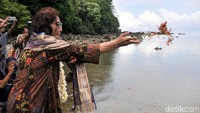Susi melempar bunga ke tengah laut. Pool/Lilly Aprilya Pregiwati/KKP.