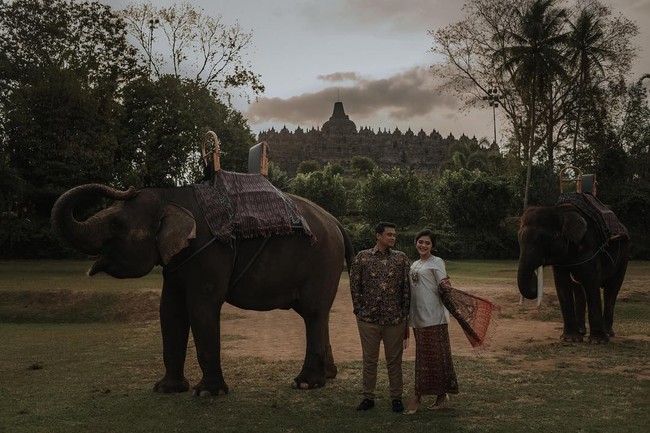 Menurut sang fotografer, Rio, dengan konsep dan tema Nusantara itu, foto prewedding Kahiyang dilaksanakan di Candi Borobudur, Magelang, Jawa Tengah. Borobudur itu mereka pakai busana adat Jawa. Ada gajahnya, jadi kayak lagi di hutan gitu dengan backgroundnya Borobudur, ungkap Rio. Foto: Instagram